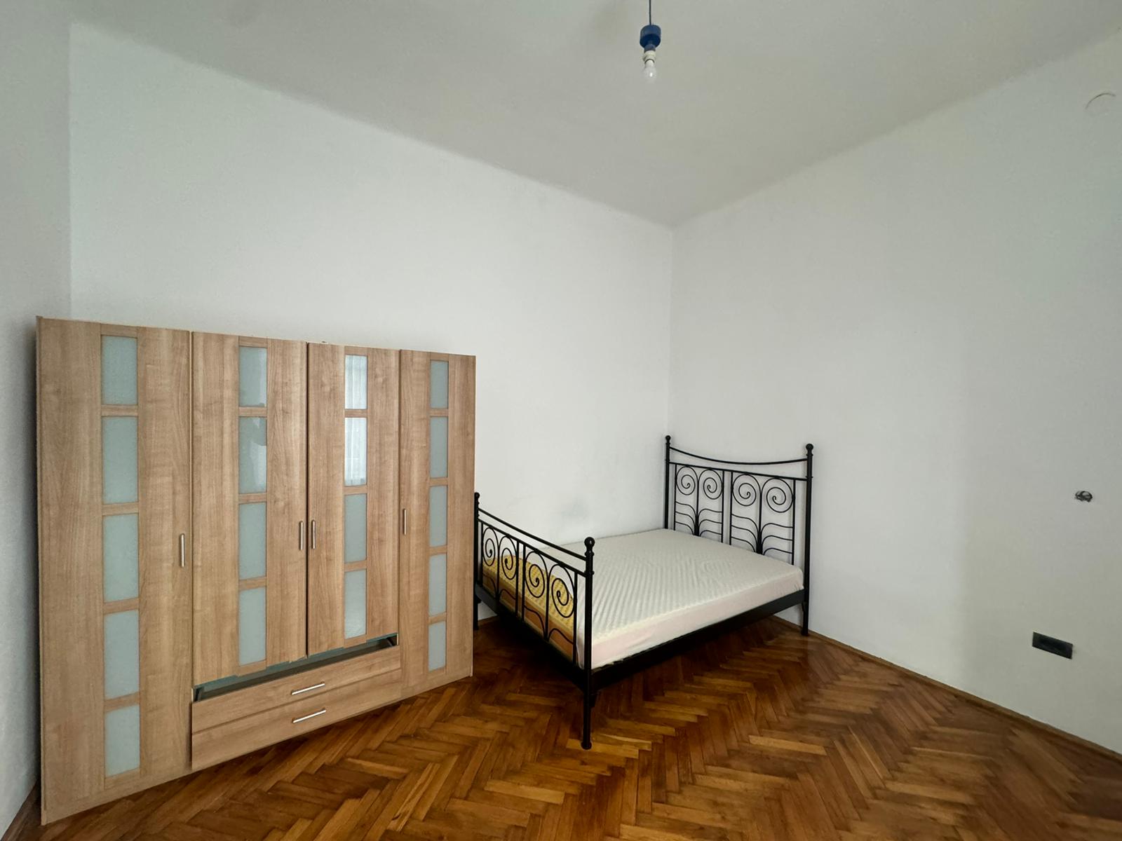 Casa 4 camere de închiriat zona centrala