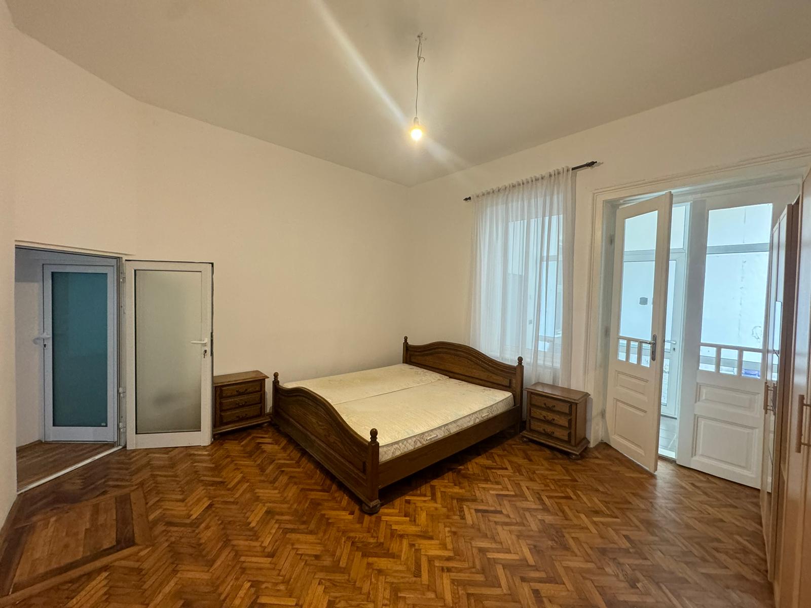 Casa 4 camere de închiriat zona centrala