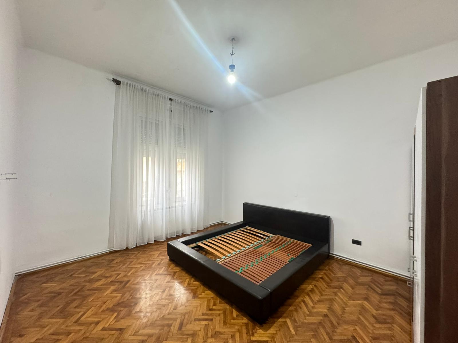 Casa 4 camere de închiriat zona centrala