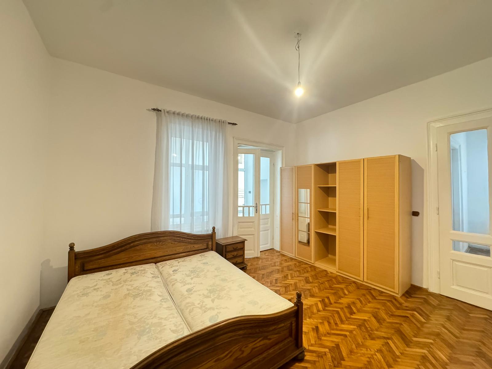 Casa 4 camere de închiriat zona centrala