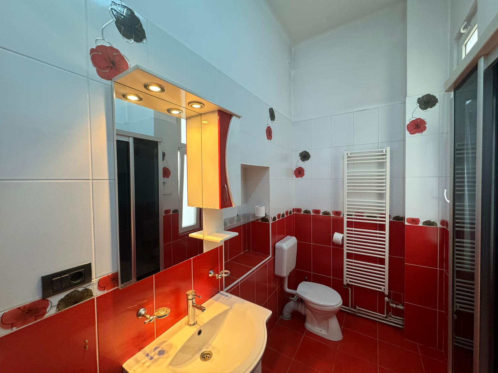 Casa 4 camere de închiriat zona centrala