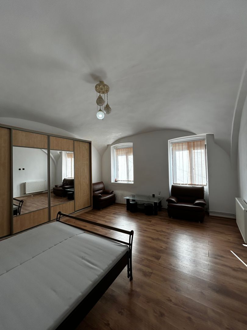 Apartament 3 Camere De Inchiriat Boul Rosu