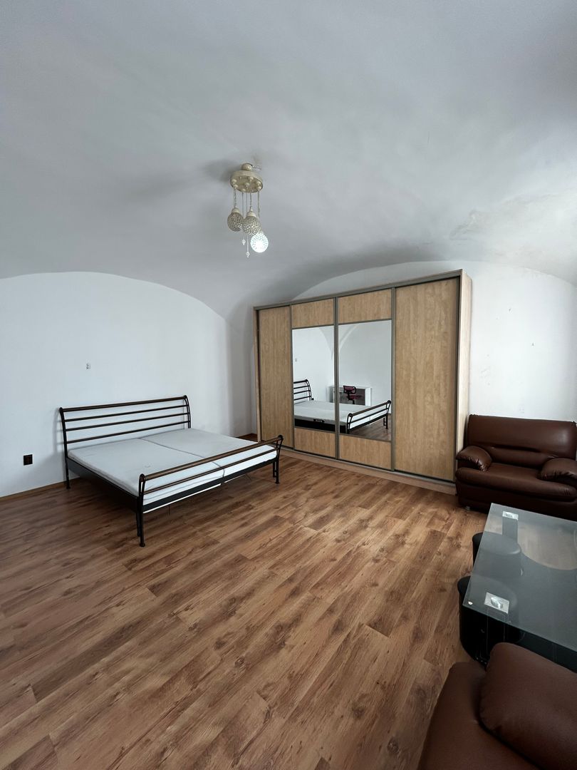 Apartament 3 Camere De Inchiriat Boul Rosu