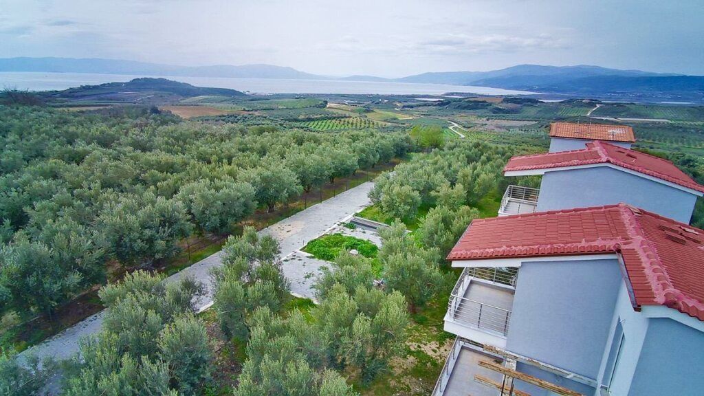 Complex exclusivist cu 3 vile individuale în Paralia Ofriniou Grecia