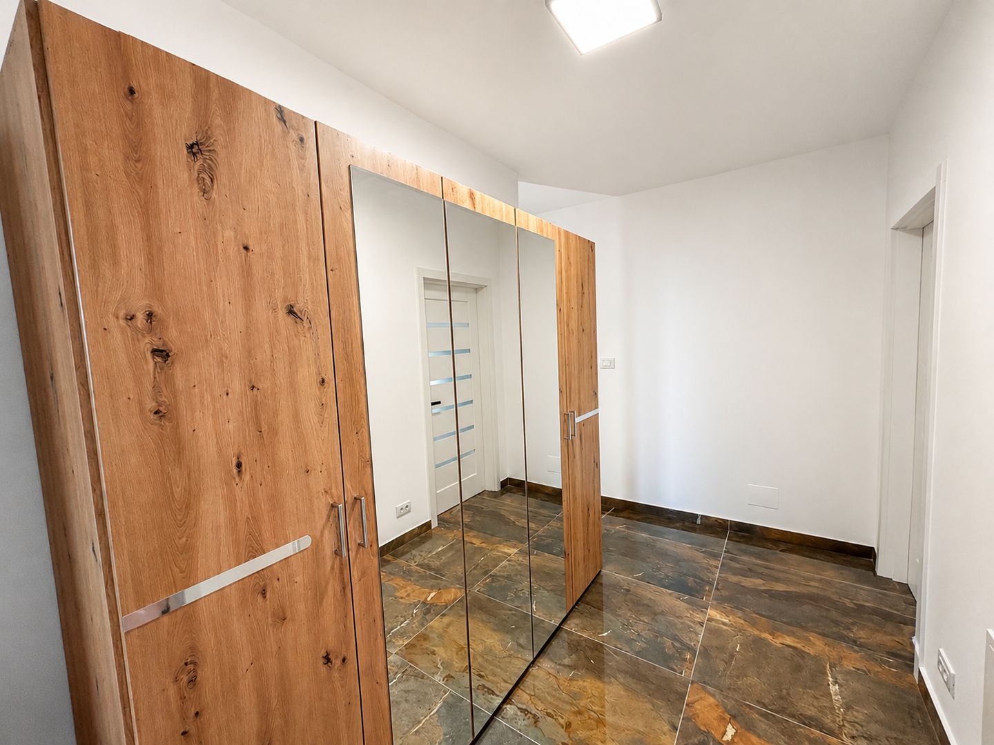 Apartament 3 camere de închiriat Central