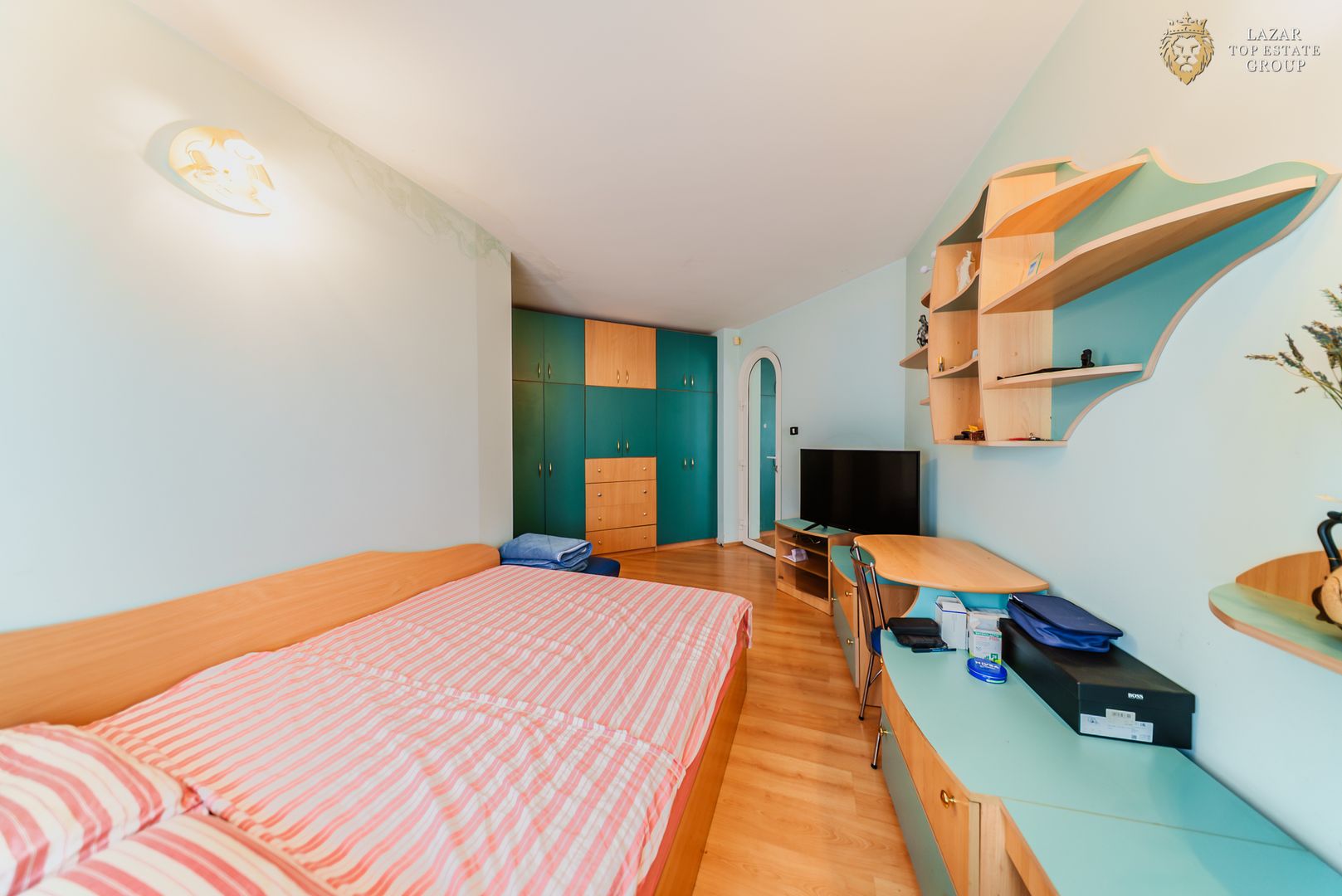 Vila zona Parneava