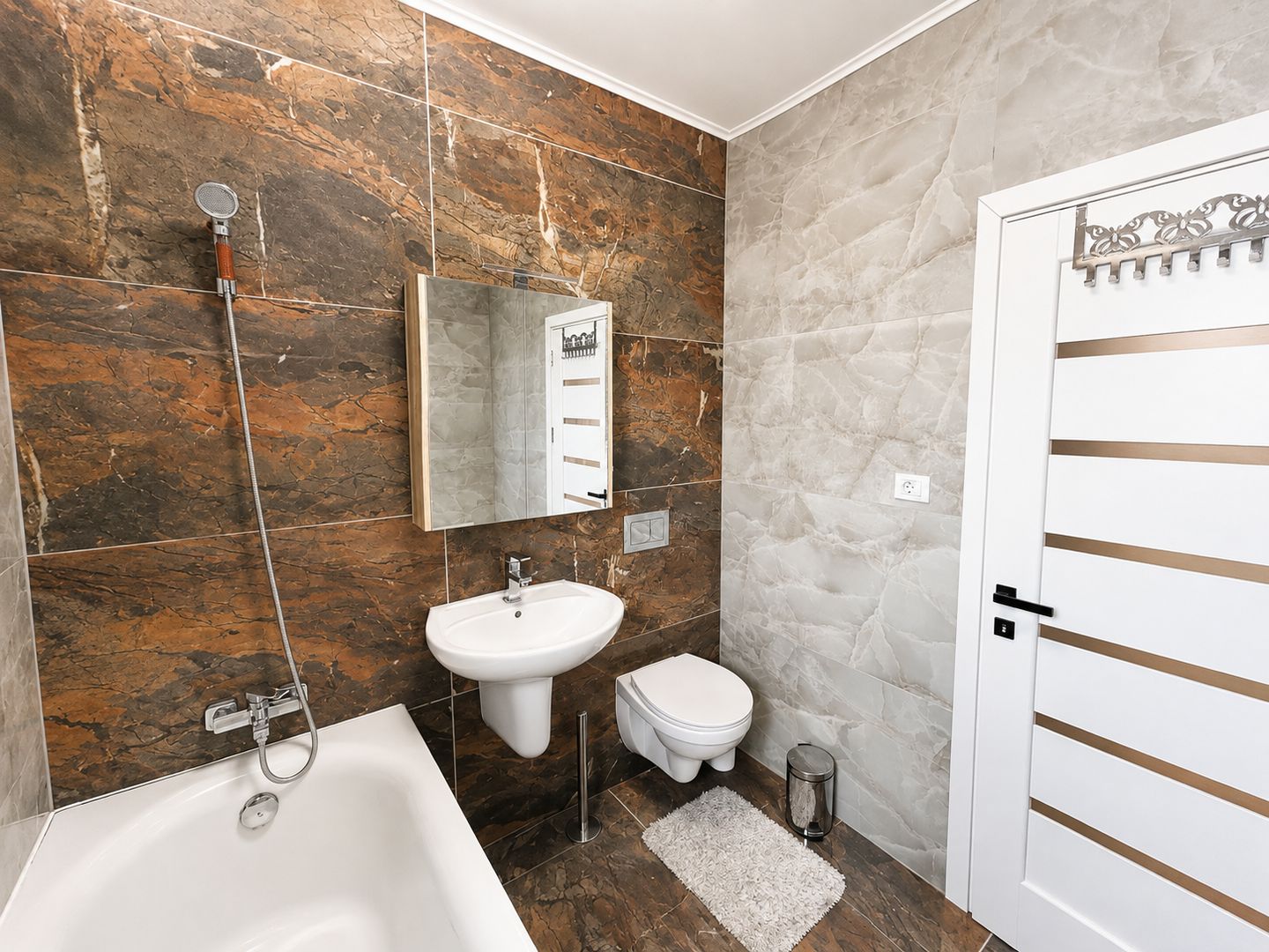 Apartament 3 camere de închiriat Central