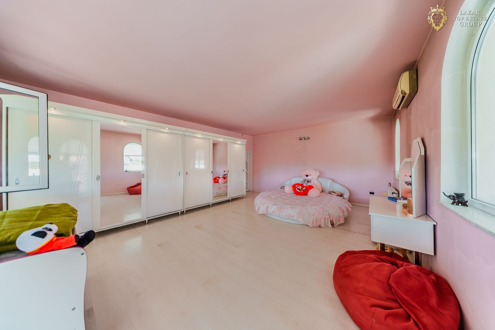 Vila zona Parneava