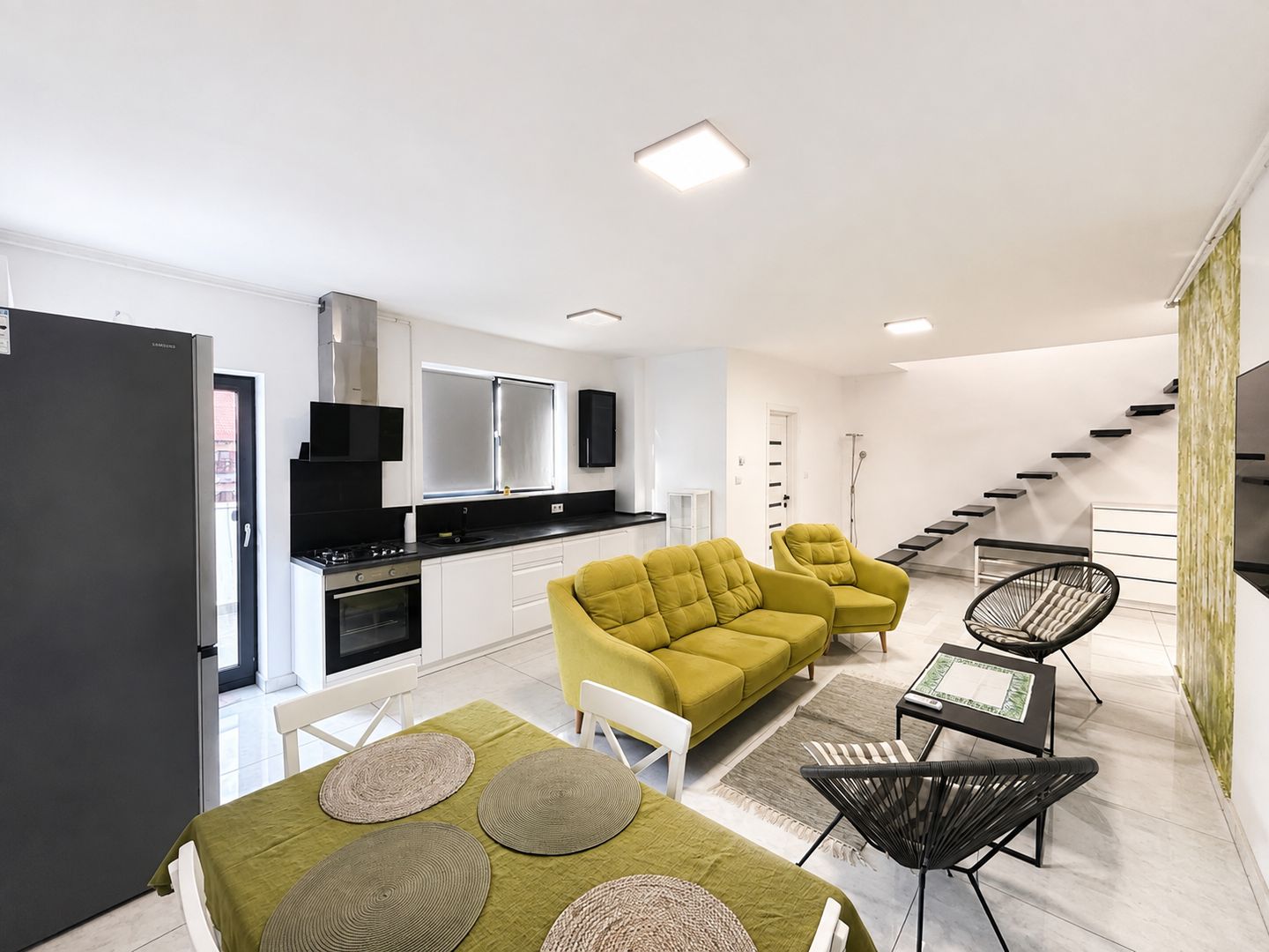 Apartament 3 camere de închiriat Central