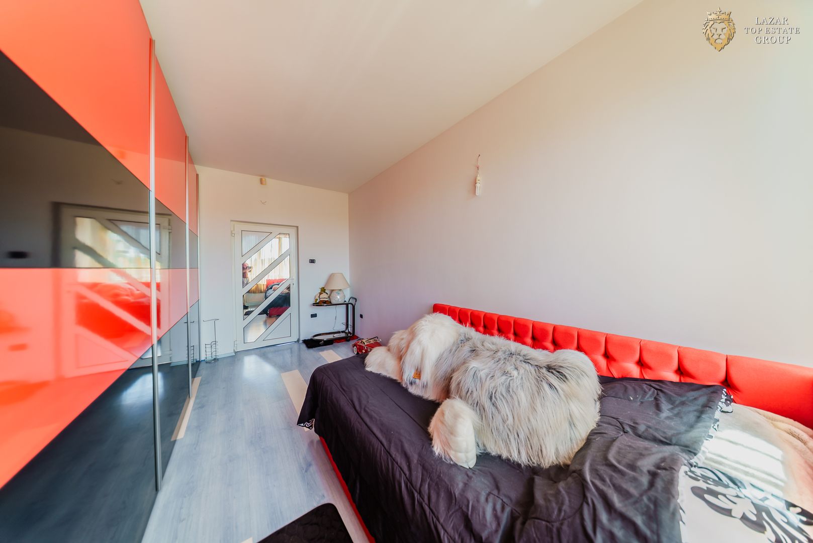 Vila zona Parneava