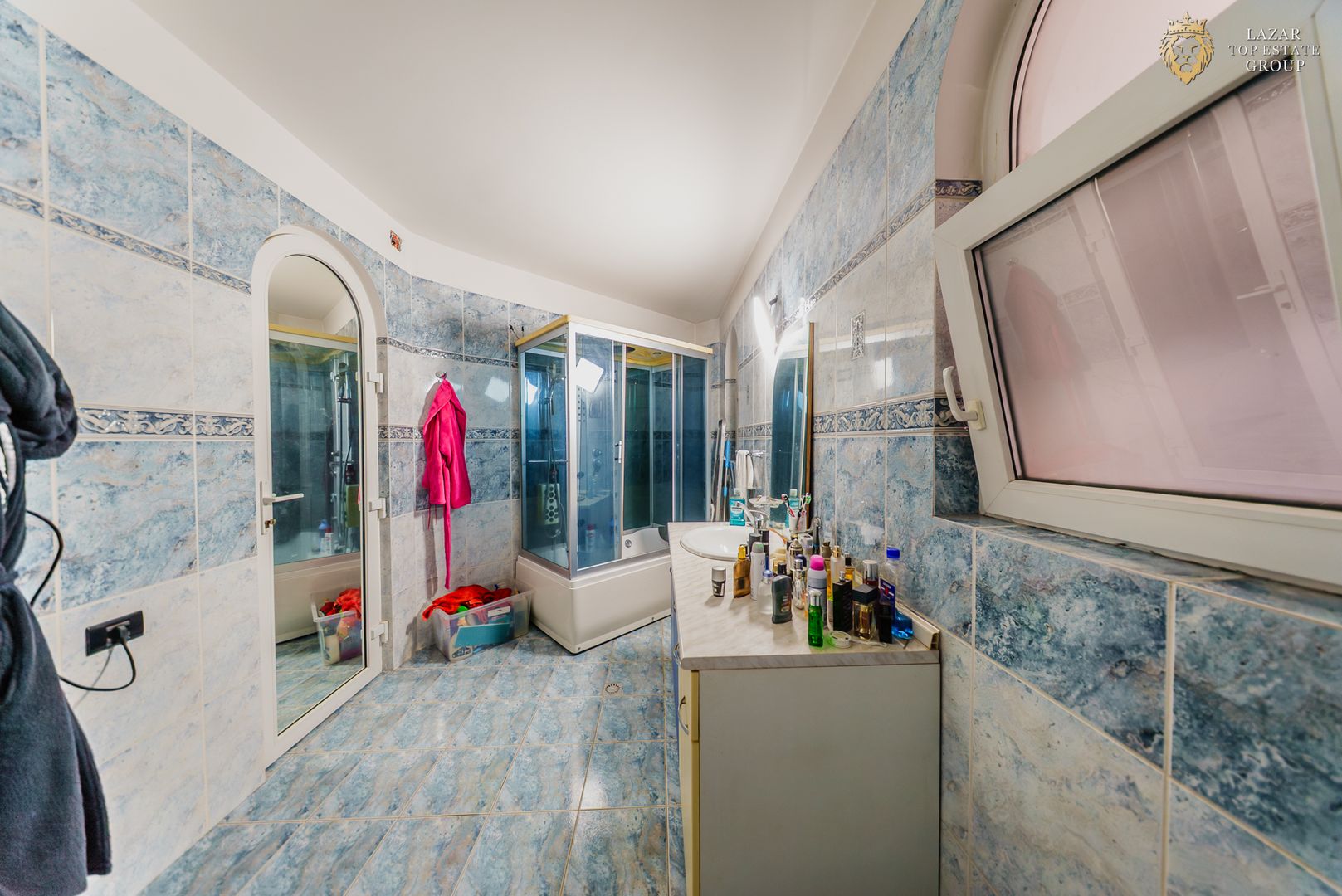 Vila zona Parneava